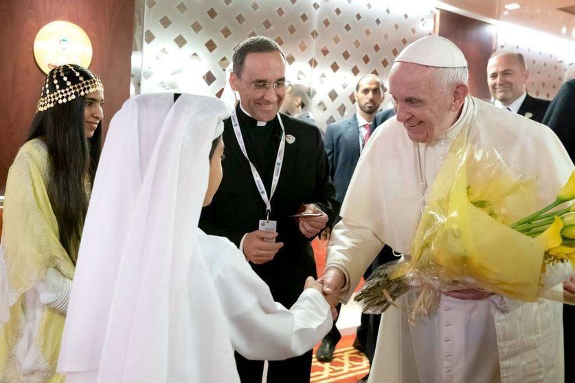 Un niño emiratí saluda en español al Papa Francisco nada más aterrizar en Abu Dhabi. (WAM)