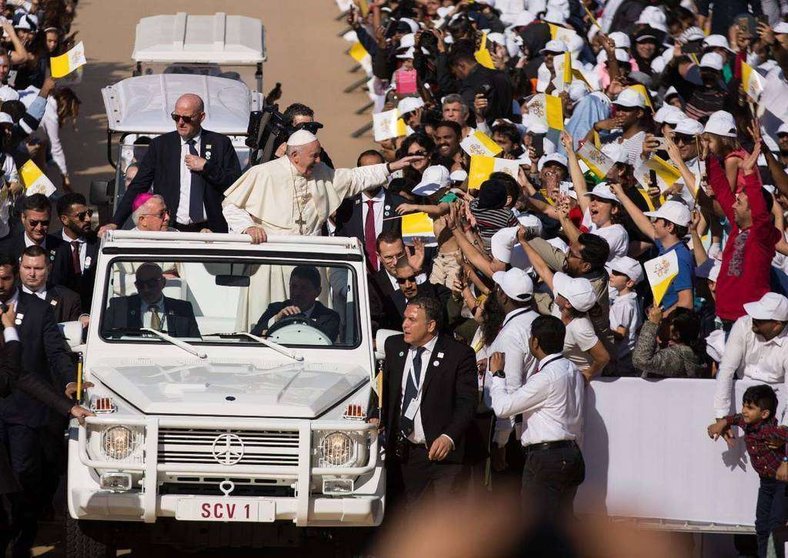 El Papa Francisco, a su llegada al estadio Zayed de Abu Dhabi en 2019. (WAM)