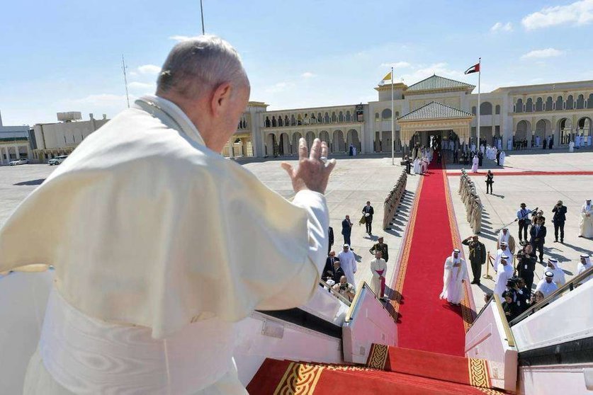 El Papa Francisco se despide de Abu Dhabi desde la escalerilla del avión a Roma. (Vatican News)
