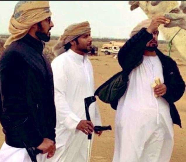 La imagen del jeque Zayed en pie se ha vuelto viral.