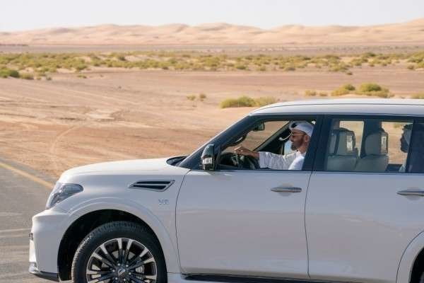 El príncipe heredero de Abu Dhabi siguió desde su coche la carrera de camellos.