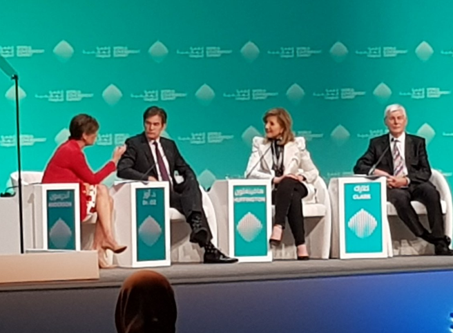 El doctor Oz, segundo por la izquierda, en el panel en la 7 Cumbre Mundial del Gobierno.