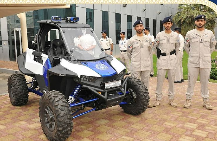 Agentes junto al nuevo vehículo patrulla de Abu Dhabi.