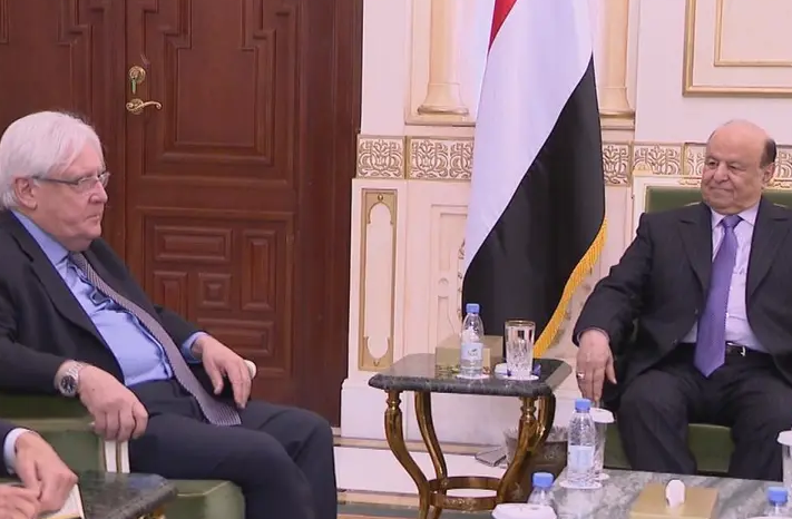 El presidente legítimo de Yemen a la derecha junto al enviado de la ONU a Yemen.