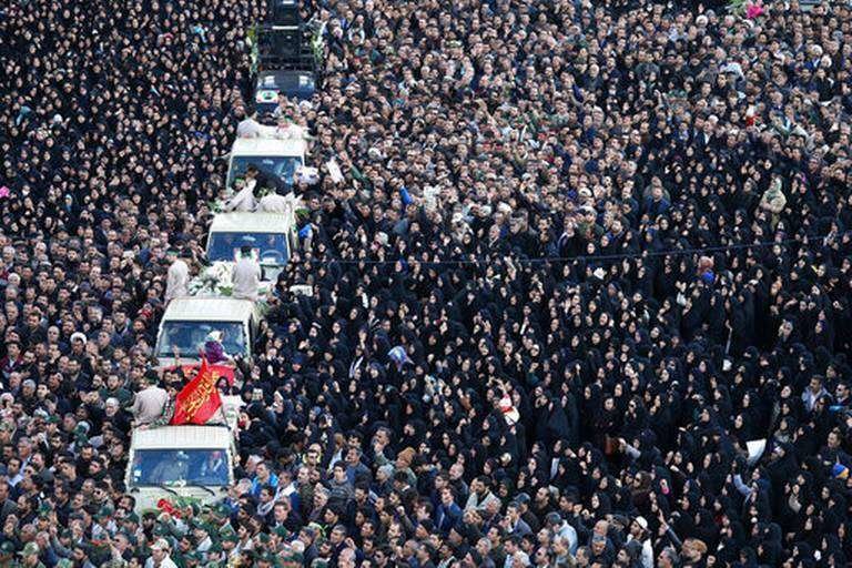 En la imagen de AP, el funeral por los guardias fallecidos en Irán.