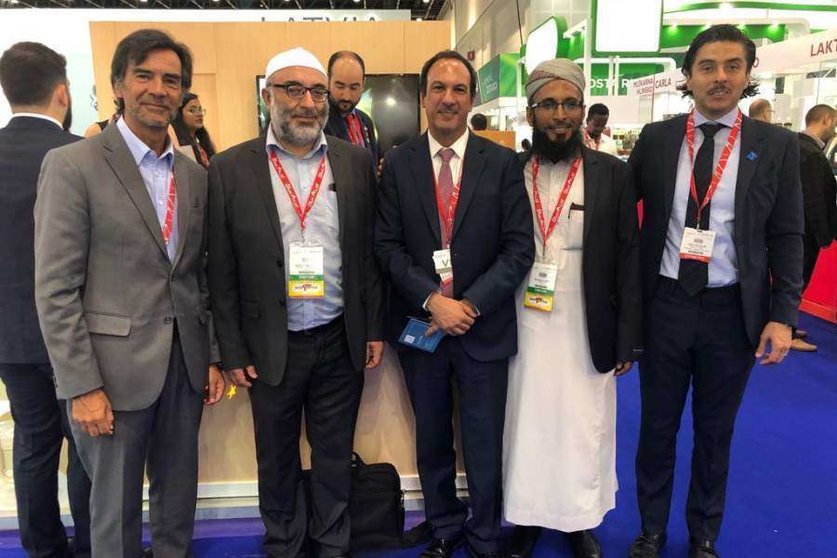 En el centro de la imagen el embajador de Chile en EAU, Jorge Daccarett en la Gulfood de Dubai 2019.