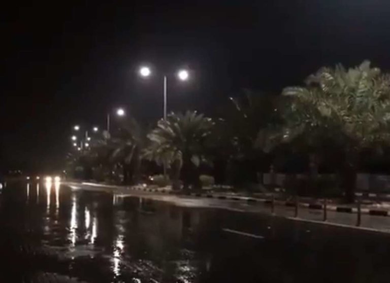 Lluvia en una carretera de Emiratos en las primeras horas de este sábado. (NMC)