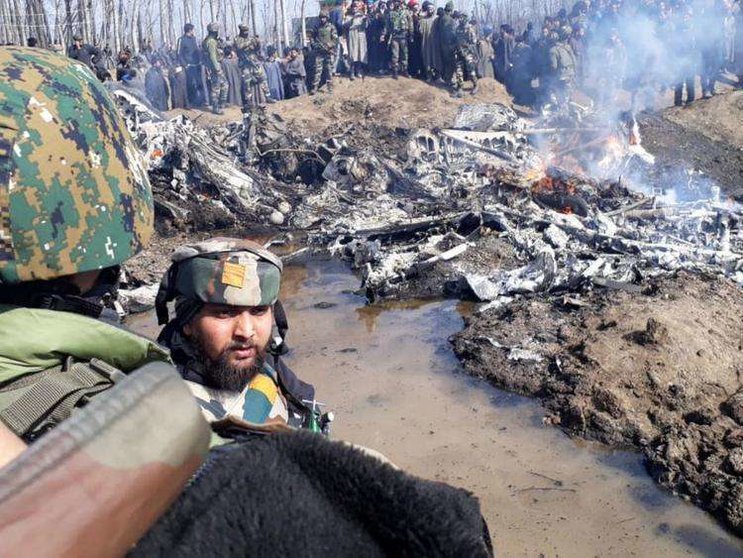 Zona bombardeada en la frontera entre India y Pakistán.