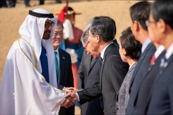 El presidente de Corea del Sur, Moon Jae-in estrecha la mano del jeque Mohamed bin Zayed Al Nahyan.
