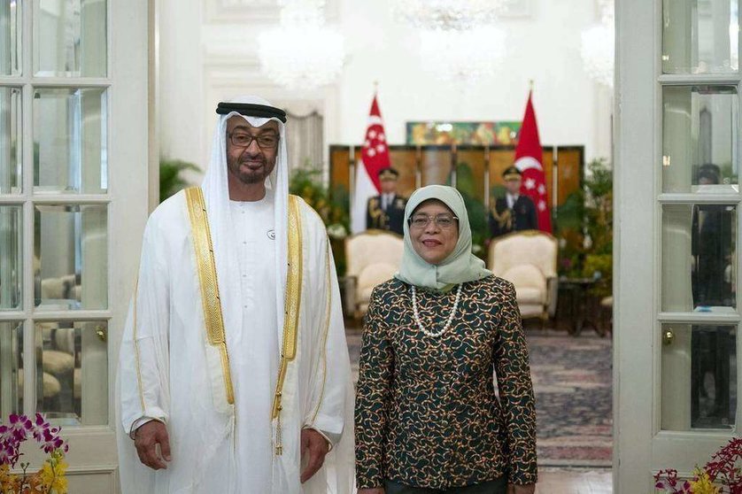 El príncipe heredero de Abu Dhabi junto a la presidenta de Singapur.