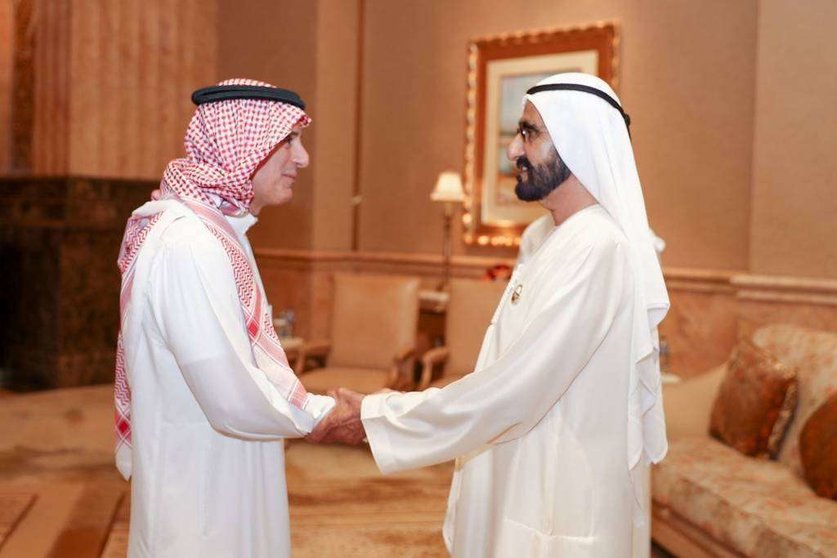 El gobernante de Dubai saluda al ministro de Exteriores de Arabia Saudita.