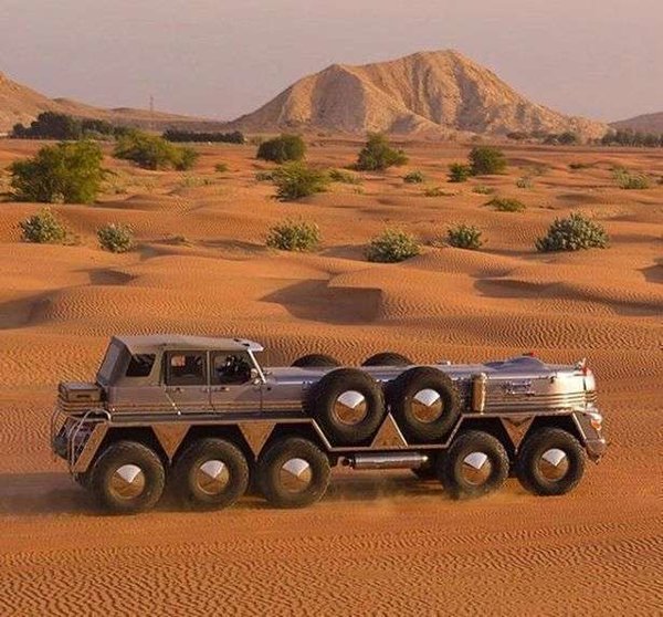 El todoterreno gigante en el desierto de Emiratos.