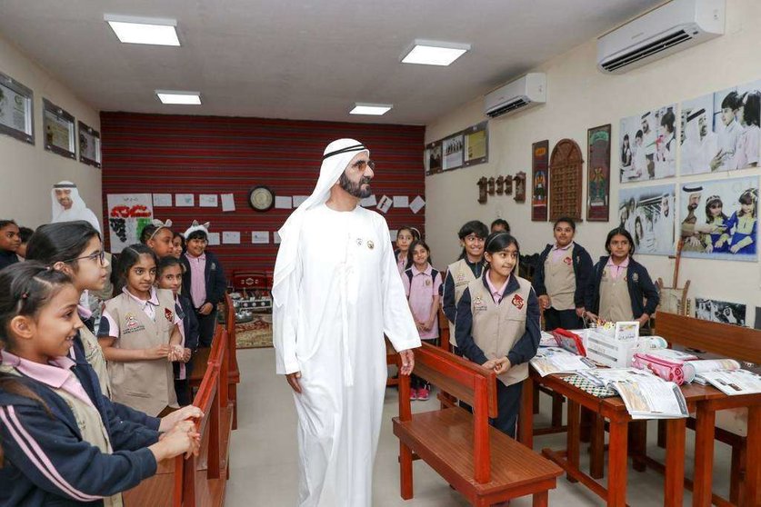 El jeque Mohammed durante una visita a un colegio en Fujairah.