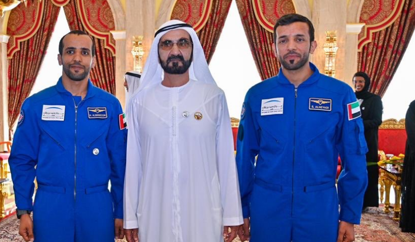 Dubai Media Office difundió esta imagen del gobernante de Dubai junto a los astronautas emiratíes.