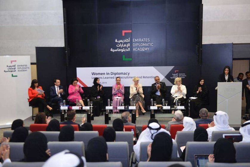 Mesa redonda sobre la mujer organizada por la Academia Diplomática de Emiratos. (WAM)