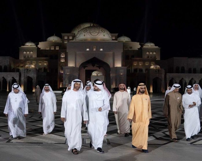 Los líderes de EAU ante la entrada al Palacio Presidencial.