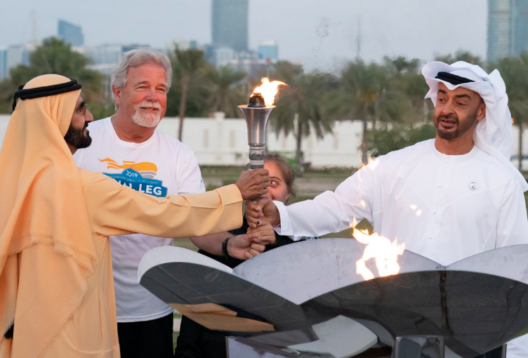 Los gobernantes de EAU con la Llama Olímpica.