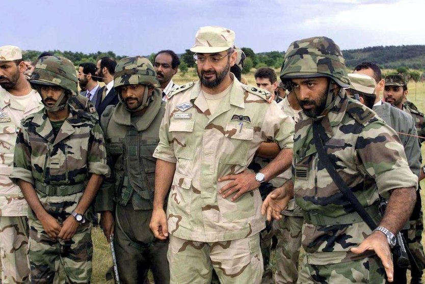 El jeque Mohammed bin Zayed junto a oficiales de EAU en una sesión de entrenamiento en Canjuers, en el sur de Francia, antes de ir a Kosovo para unirse a las fuerzas dirigidas por la OTAN en 1999. (AFP)