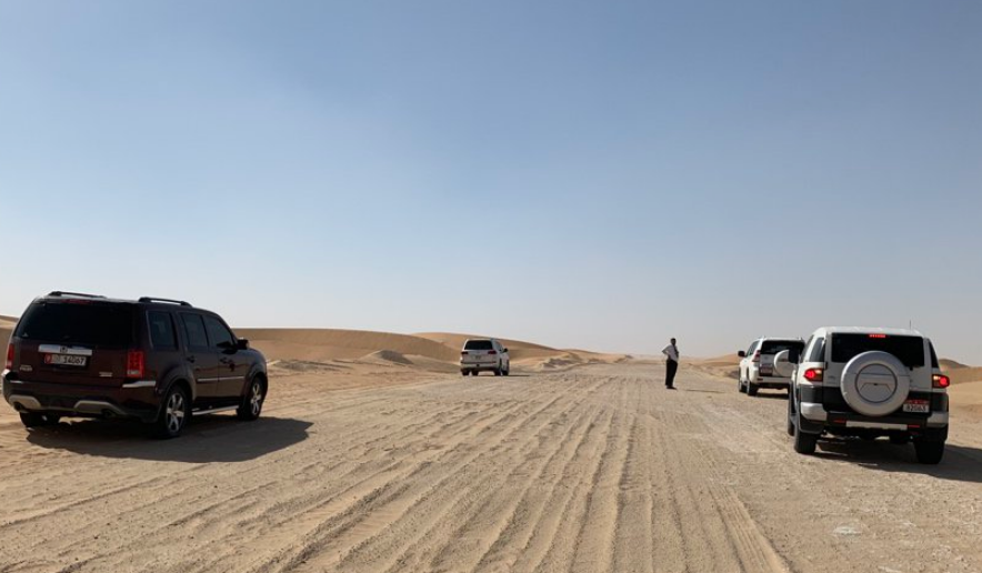 Equipos de búsqueda del meteorito en el desierto de Abu Dhabi.