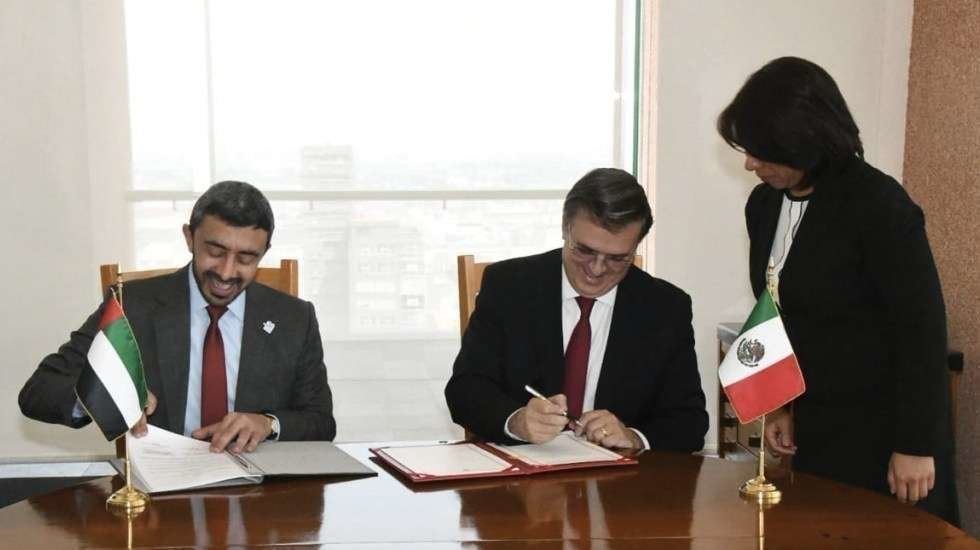 El ministro de Exteriores de EAU a la izquierda junto al secretario de Exteriores mexicano.