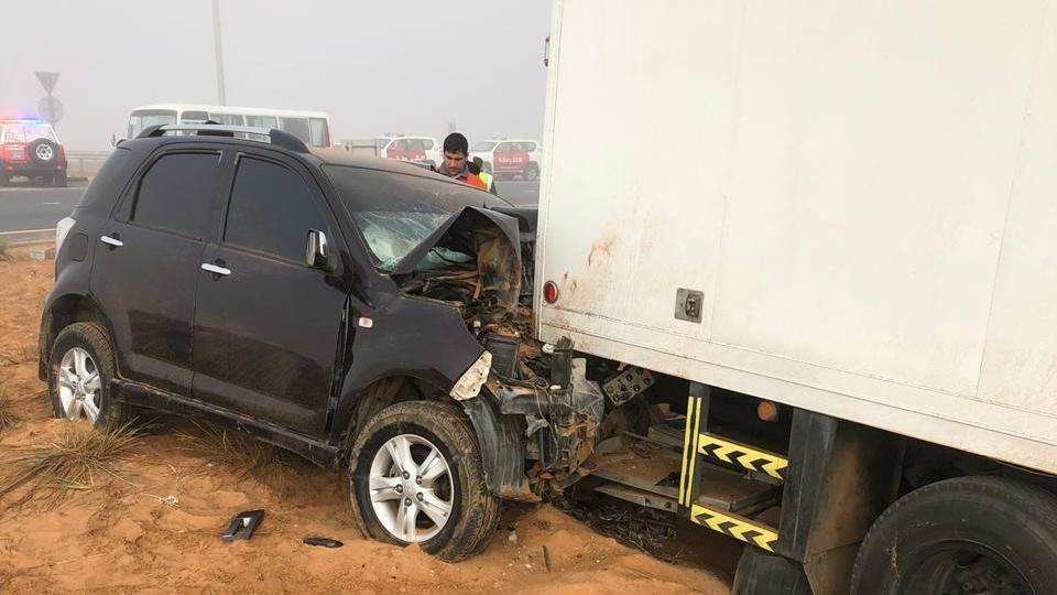 La policía de EAU difundió la imagen del automóvil cuyo conductor falleció en la Emirates Road.