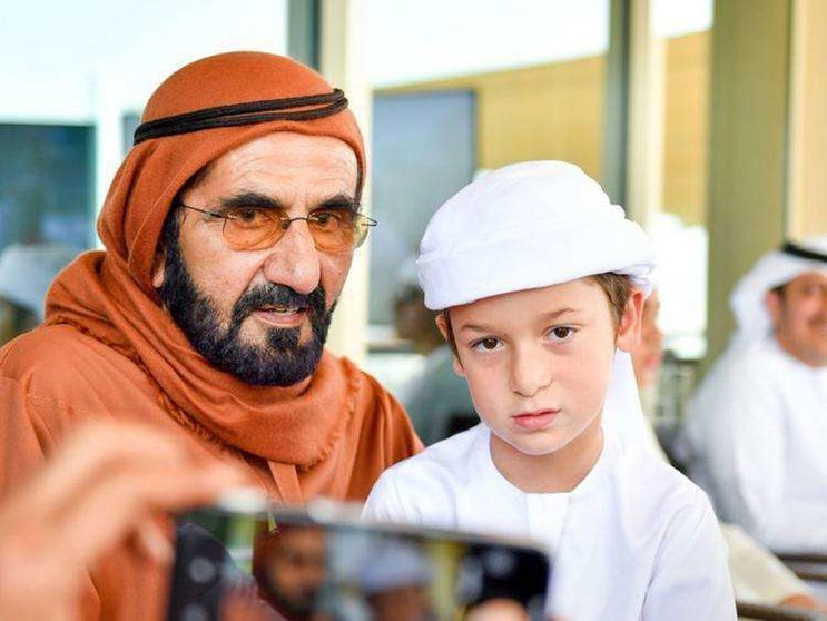 El gobernante de Dubai junto a su hijo menor, el jeque Zayed.