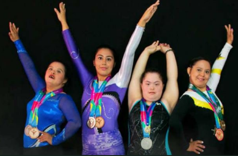 Las gimnastas salvadoreñas con sus medallas de las Olimpiadas en Abu Dhabi.