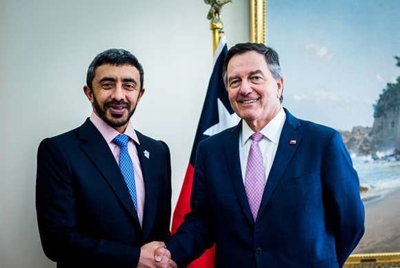 El ministro de Exteriores de EAU, a la izquierda, junto al ministro de Exteriores de Chile en Santiago.