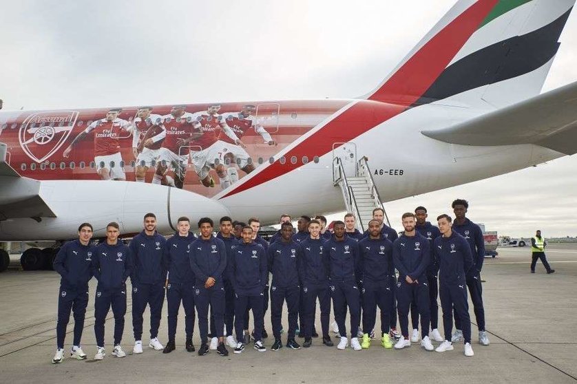 La plantilla del Arsenal, ante el avión decorado con su imagen.
