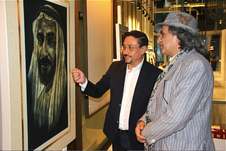 Rosendo -izquierda- junto al retrato del jeque Zayed que se está exhibiendo en Dubai. (ELCORREO)