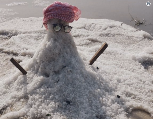 'Muñeco de nieve' creado por los residentes de Umm Al Quwaim este domingo. 