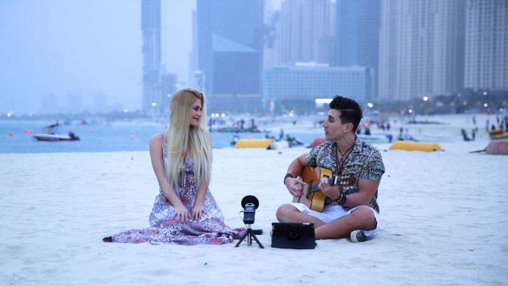 Gisella y Diego durante la grabación del vídeo en Dubai Marina. (Cedida)