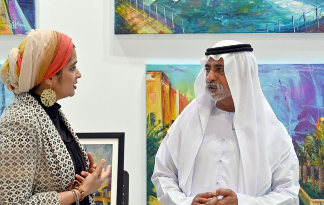 El ministro de Tolerancia de EAU saluda a uno de los artistas.