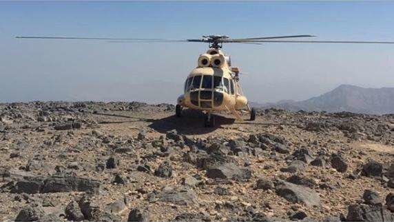 La Policía de RAK desplegó un helicóptero en la montaña.