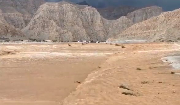 Una captura de un vídeo difundido de las lluvias en las montañas de EAU.