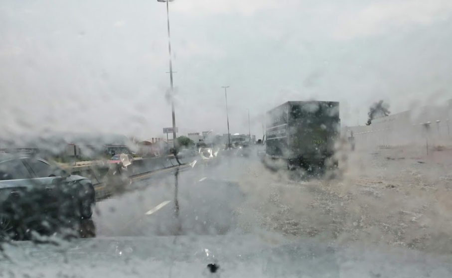 Una carretera de Emiratos inundada por las lluvias. (EL CORREO)
