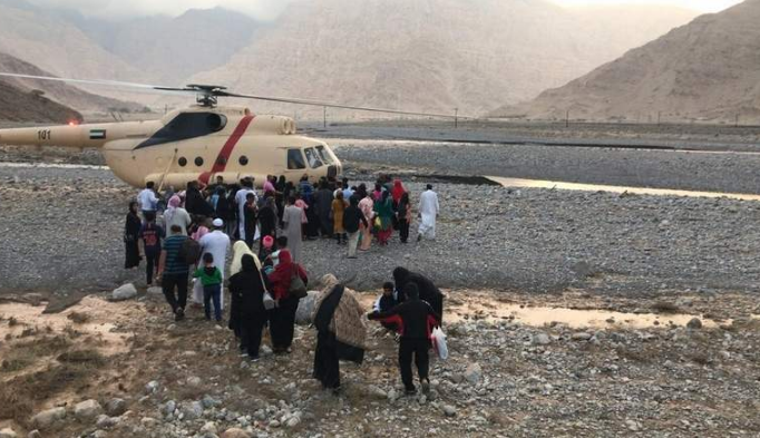 Excursionistas esperan para su evacuación en Jebel Jais.