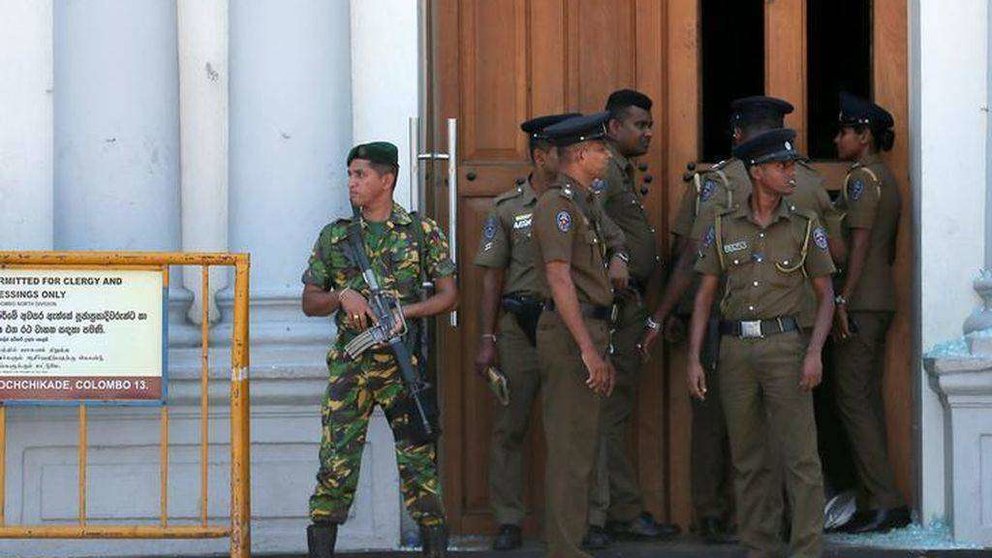 En la imagen de Reuters, personal de seguridad en Colombo.