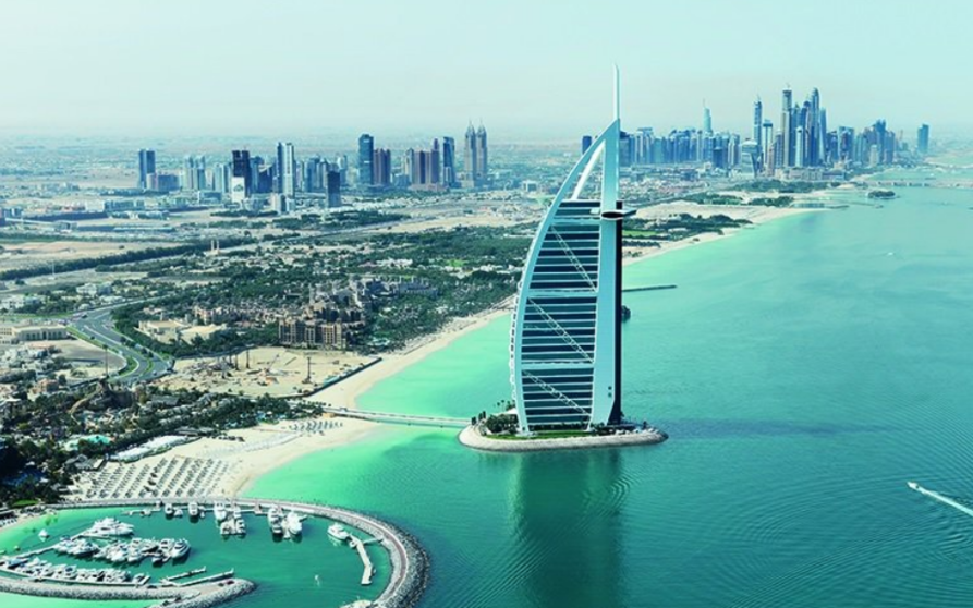 Hotel Burj Al Arab en la costa de Dubai.