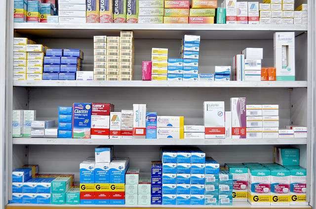 Una imagen de estantes con medicamentos. (Fuente externa)