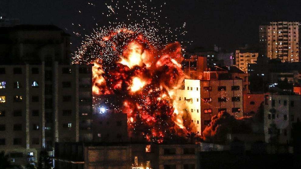 Una explosión entre unos edificios en Gaza (Mahmud Hams / AFP)
