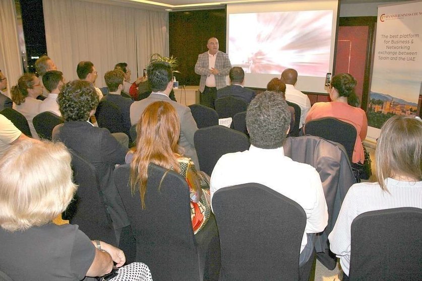 El programa fue presentado a la comunidad española en Emiratos en el hotel Media One de Dubai. (ELCORREO)