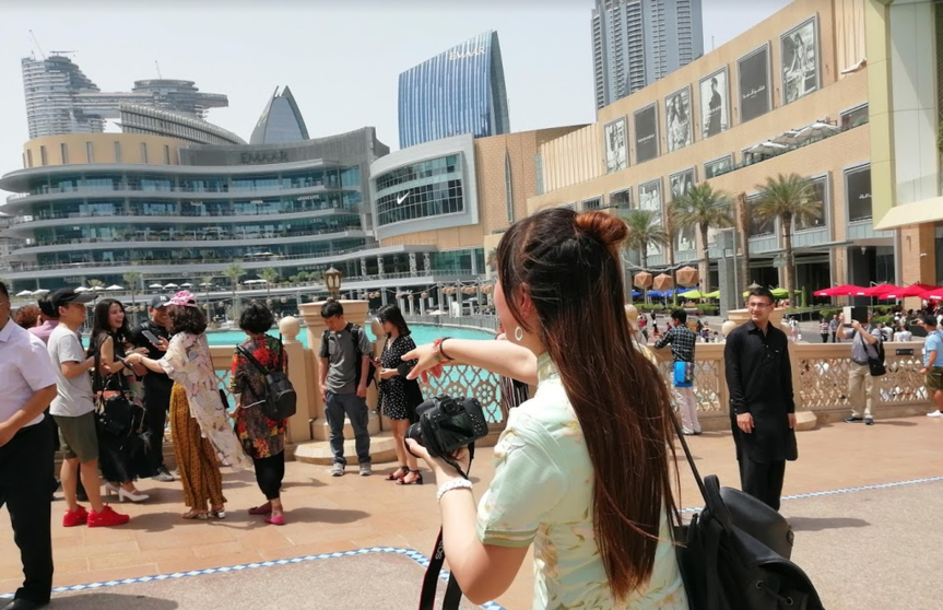 Turistas chinos en la Plaza de la Fuente de Dubai. (EL CORREO)