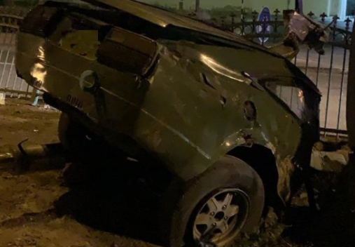 La Policía de Abu Dhabi difundió la imagen de uno de los vehículos involucrado en el siniestro.