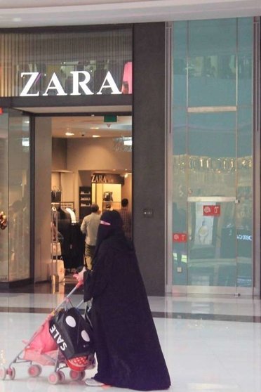 Una mujer árabe en un centro comercial de Dubai (EL CORREO).