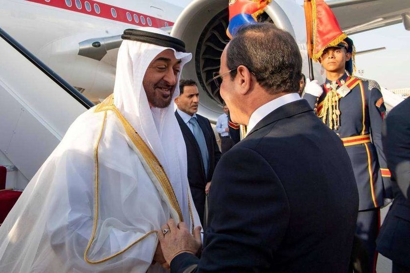 El príncipe heredero de Abu Dhabi en el Aeropuerto de El Cairo junto al presidente de Egipto.