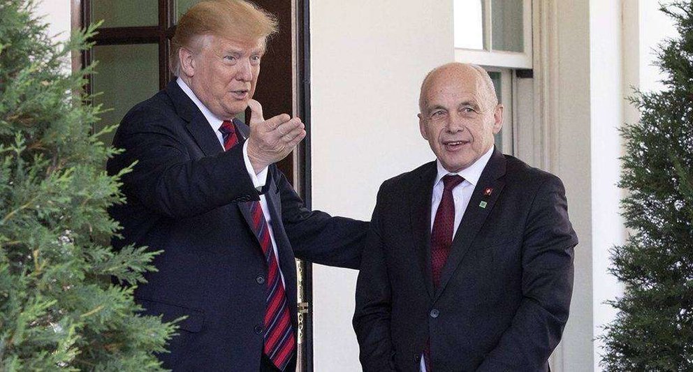 A la izquierda de la imagen el presidente de EEUU junto al presidente de Suiza.