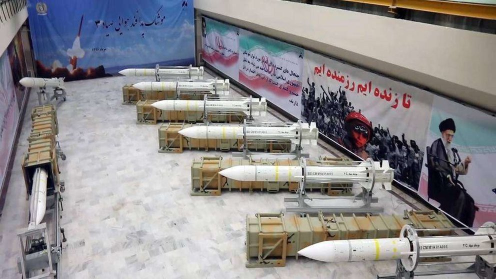 Una foto publicada por el Ministerio de Defensa de Irán muestra misiles de defensa aérea Sayyad-3 presentados en uan exhibición. (AFP) 