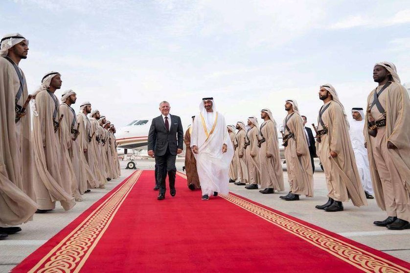 El rey de Jordania junto al príncipe heredero de Abu Dhabi en el aeropuerto Al Bateen.