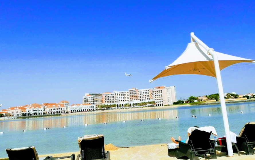 Una playa soleada en Abu Dhabi. (EL CORREO)